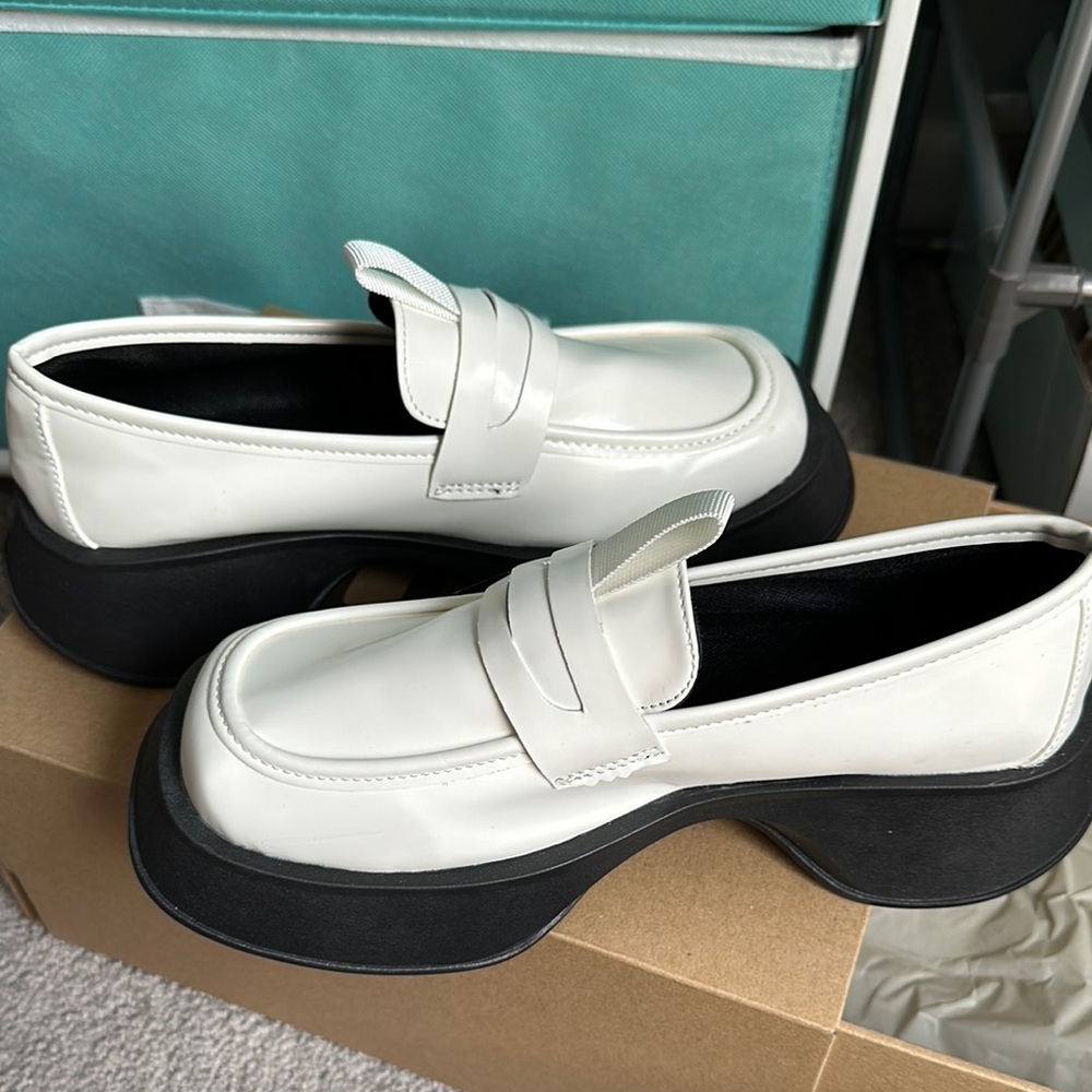 SHEIN White and Black Flats with Modern Penny Loafer Design